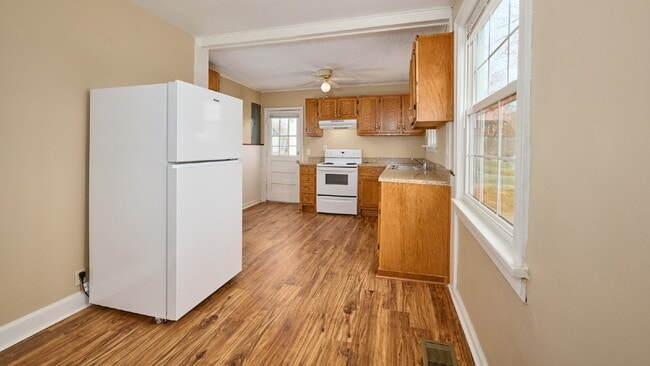 Building Photo - For Rent: 2BR, 1BA duplex (Do not apply without speaking with us first.)