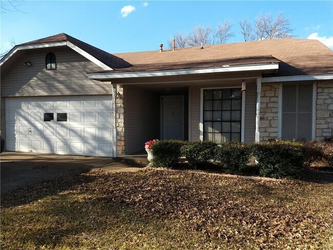 Building Photo - 702 Lasso Dr
