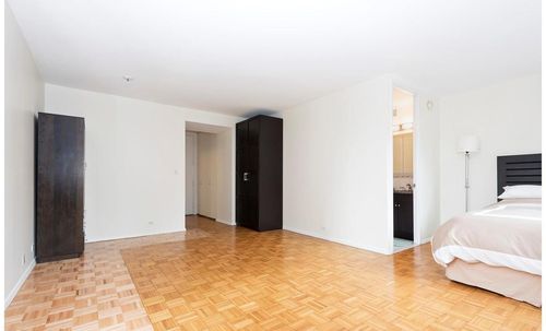 Building Photo - 230 E 40th St
