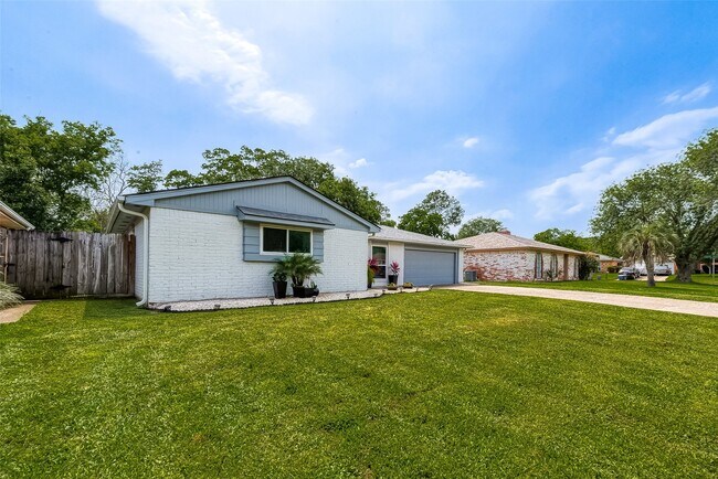 Foto del edificio - 16614 Forest Bend Ave
