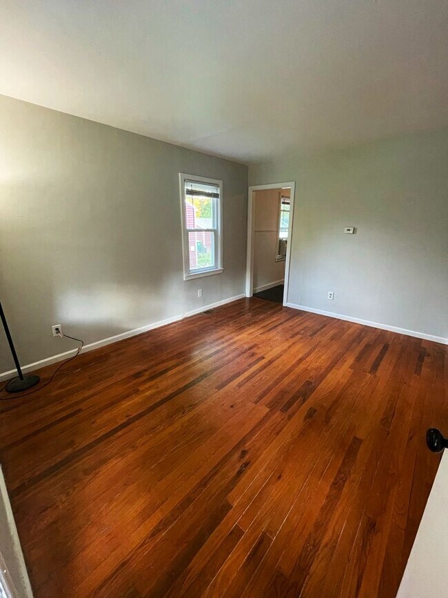 Building Photo - Darling Home near Depot Town! Flexible Mov...