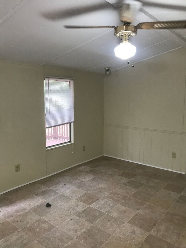 Building Photo - For rent: Madison county-Colbert, GA - Two...