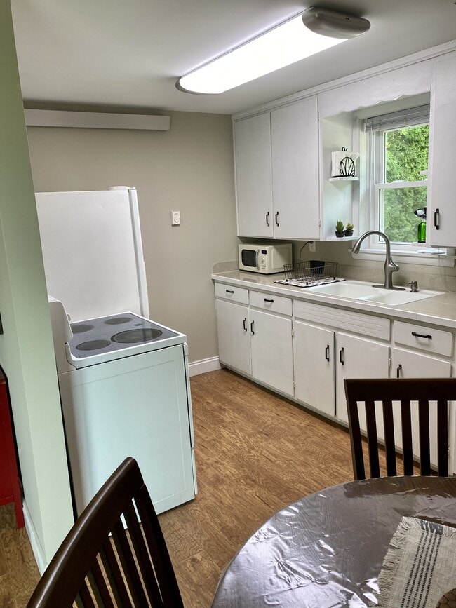 Building Photo - 2546 E Snow Rd