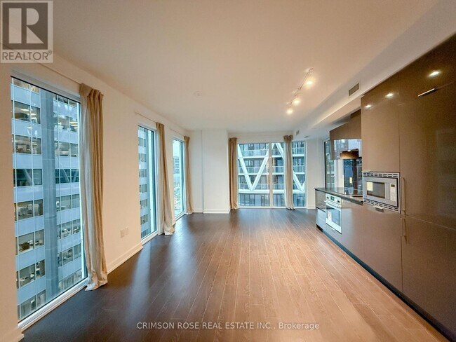 Building Photo - 238 Simcoe St
