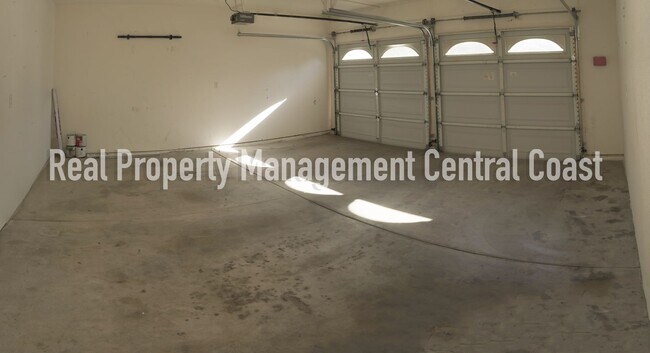 Building Photo - LEASE PENDING - Spacious 3 Bed / 2.5 Bath ...