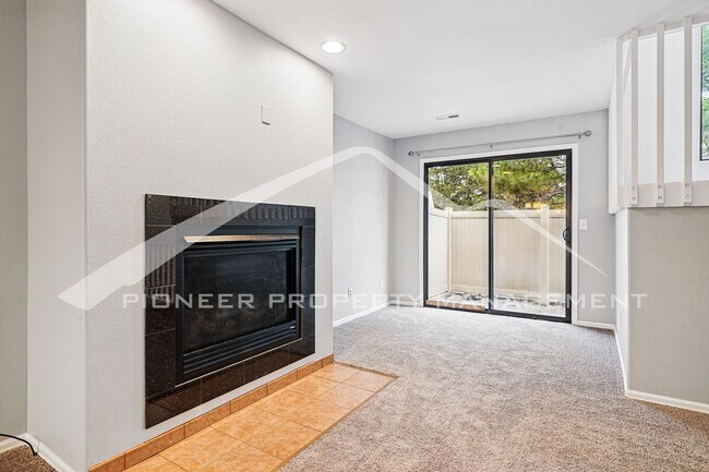 Foto del edificio - Spacious Townhouse with Washer/Dryer and C...