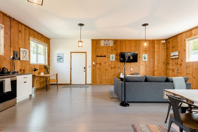 Building Photo - 4403 W Alpine St