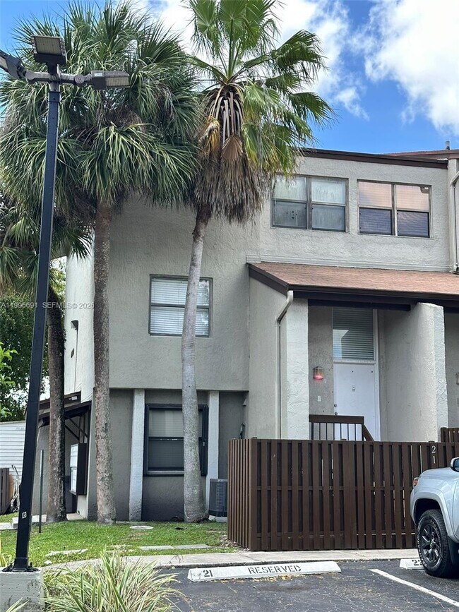 Building Photo - 10000 NW 9th St Cir