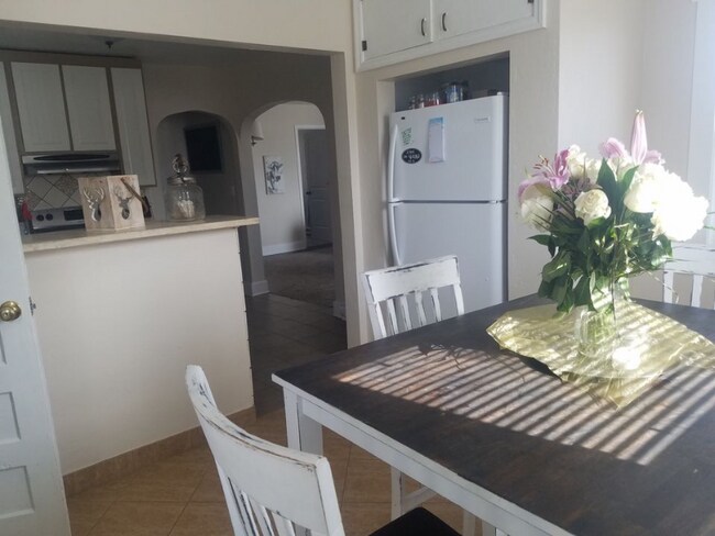 Building Photo - 300 W Hill Ct