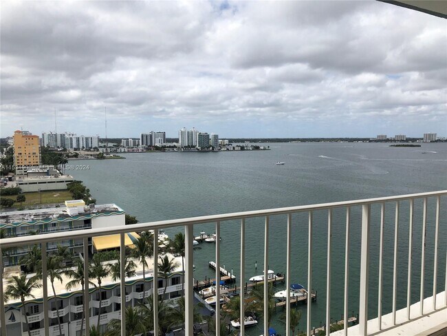 Foto del edificio - 1865 79th Street Causeway