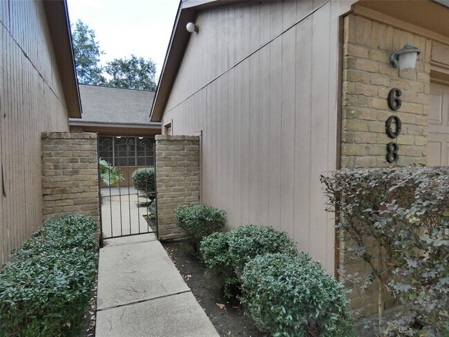 Foto del edificio - 608 Golfview Dr