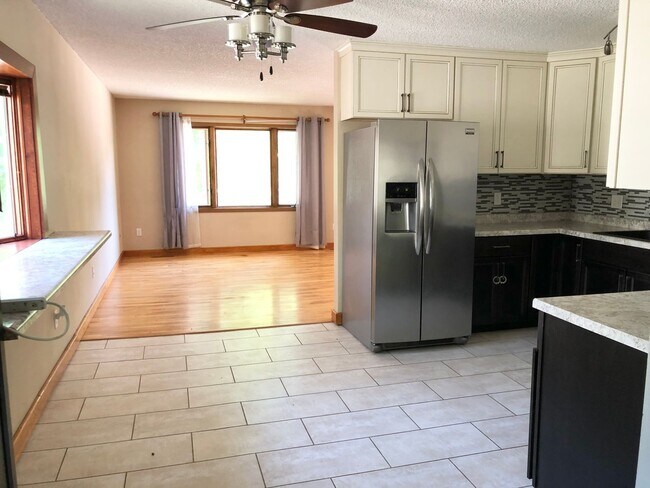 Foto del edificio - $3,050 |5 Bedroom 3 Bath |Fenced Backyard| Deck| Laundry| Basement