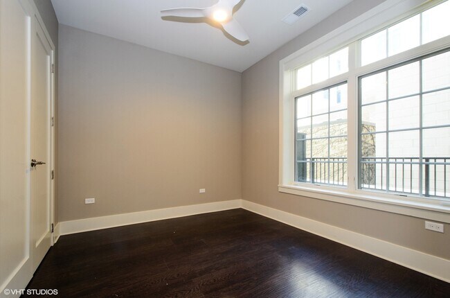 Building Photo - 2050 N Clark St