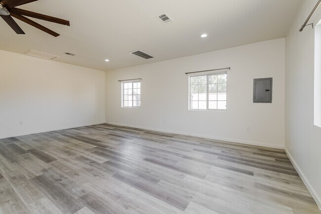 Foto del edificio - 15128 Septo St