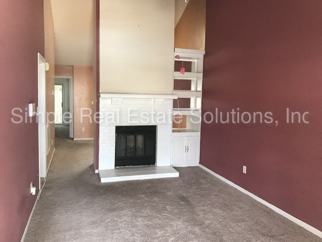 Building Photo - RENT TO OWN THIS TOWNHOUSE!