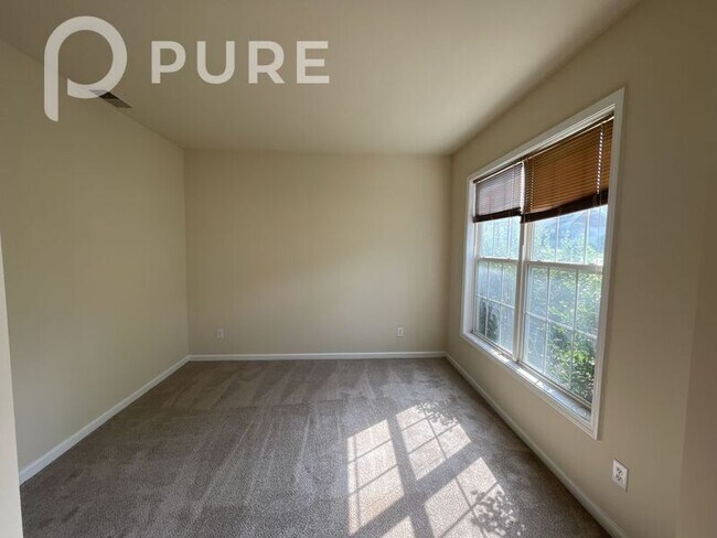 Foto del edificio - 1324 Emory Ln NW