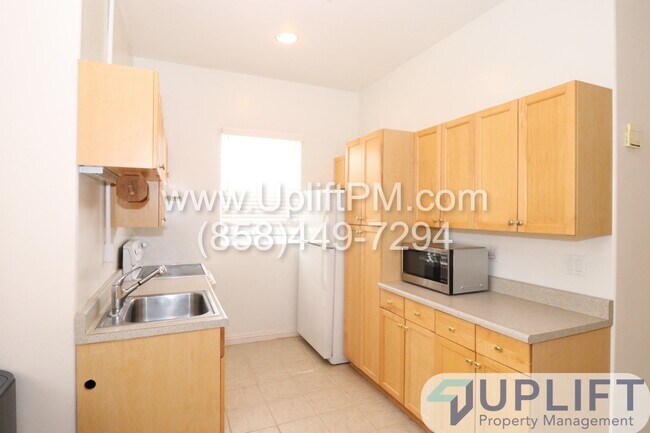 Building Photo - 1 Bed, 1 Bath Apartment on Quiet Property,...