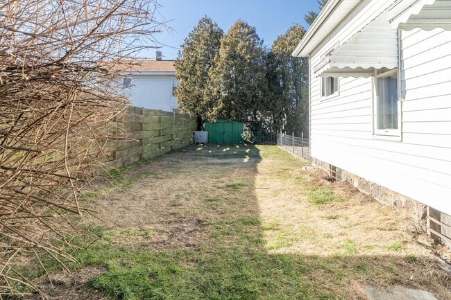 Building Photo - 807 N Eaton St