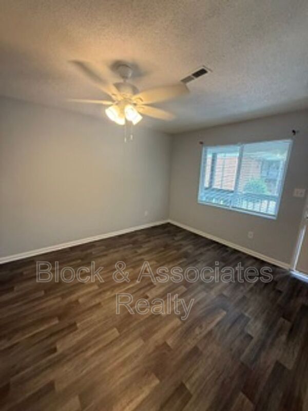 Foto del edificio - 302 Reece Ave