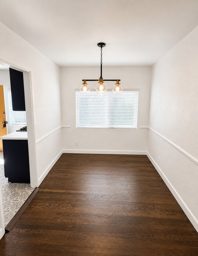 Foto del edificio - Remodeled 2BR in NoHo – New Kitchen, 2 Parking Spaces, Walk to NoHo West Mall