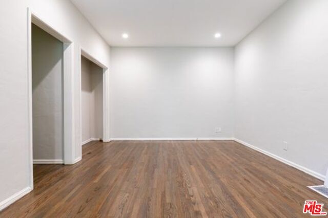 Foto del edificio - 967 N Doheny Dr