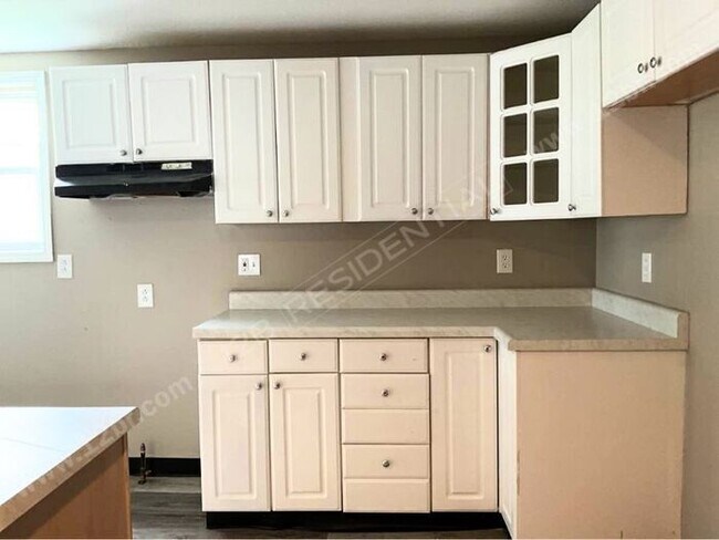 Building Photo - South Toledo 4-Bed Home: Master Suite & Na...