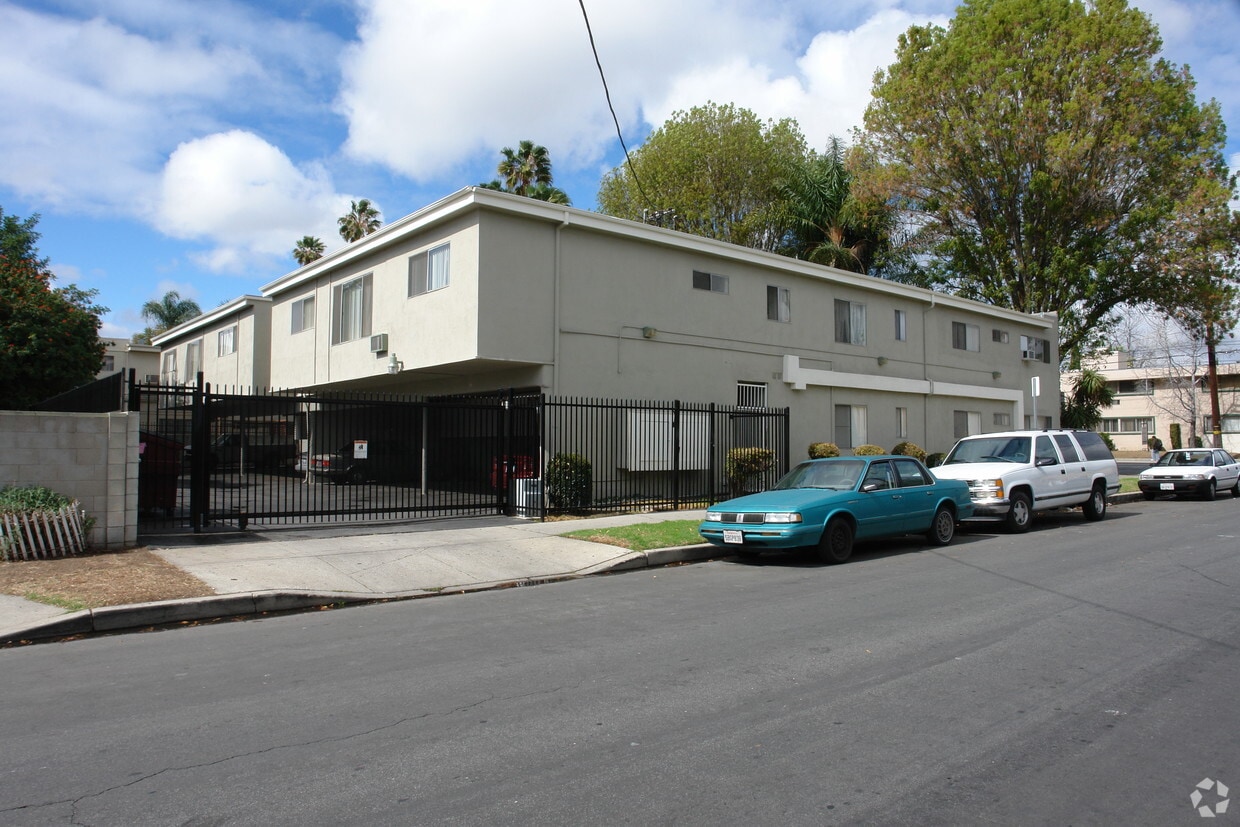 Building Photo - 15404 Vanowen St