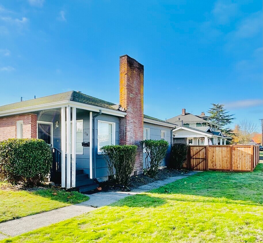 Front entrance and fence around the yard - 2020 N Alder St
