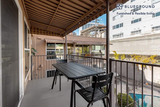 Foto del edificio - 8375 Fountain Ave