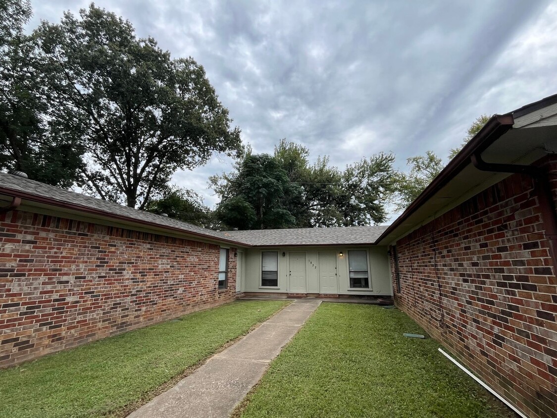 Primary Photo - 1022 N Parker Rd