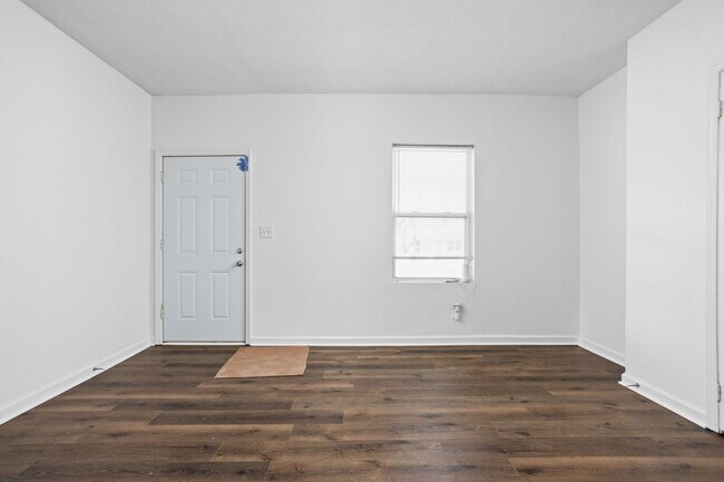 Building Photo - 553 N Oakland Ave