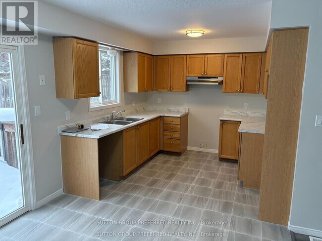 Photo du bâtiment - 600 White Elm Blvd