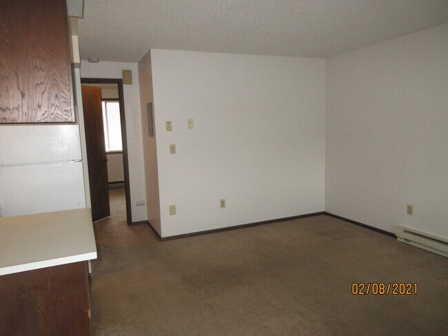 eating area + view to bedroom - 921 E Nora Ave