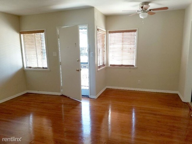 Foto del edificio - 2 br, 1 bath Apartment - 3351 Caroline Ave