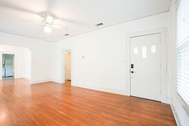 Building Photo - 608 Carolyn Ave
