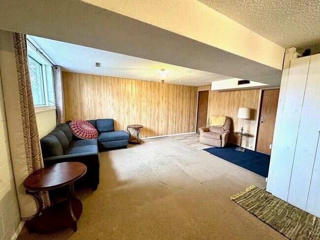 Foto del edificio - "Charming 3-Bed Home with Finished Basement on Aspen Court – 1772 Sq Ft of Comfort!"