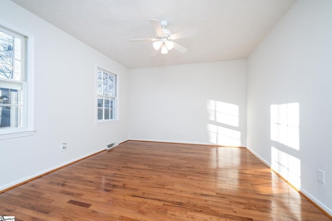 Foto del edificio - 125 Newgate Dr