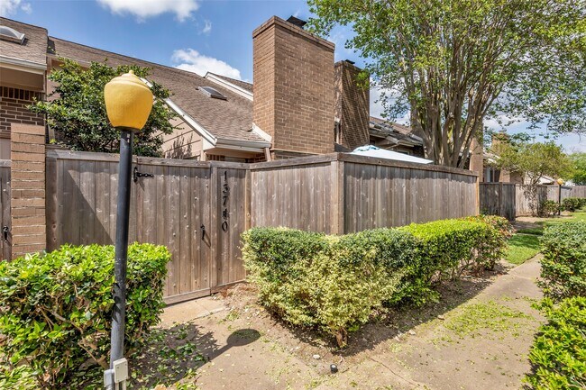 Foto del edificio - 13740 Hollowgreen Dr