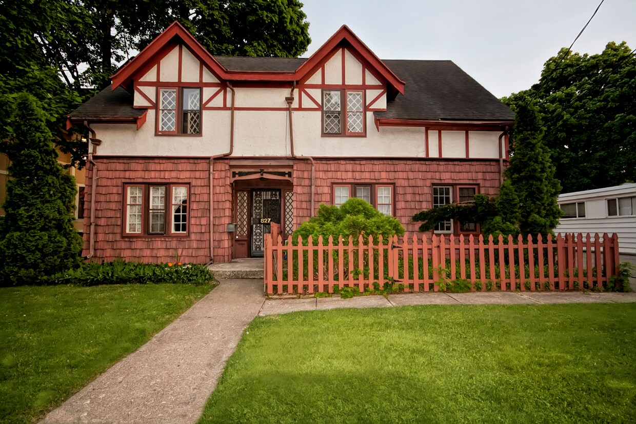 Primary Photo - 827 W South St