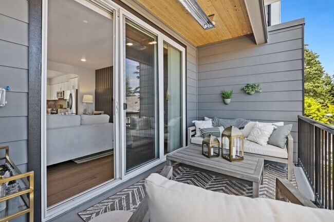 Foto del edificio - NEW PRICE! 4 Bedroom Townhome with Office ...