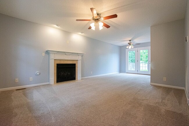 Building Photo - Pet Friendly Three Bedroom!