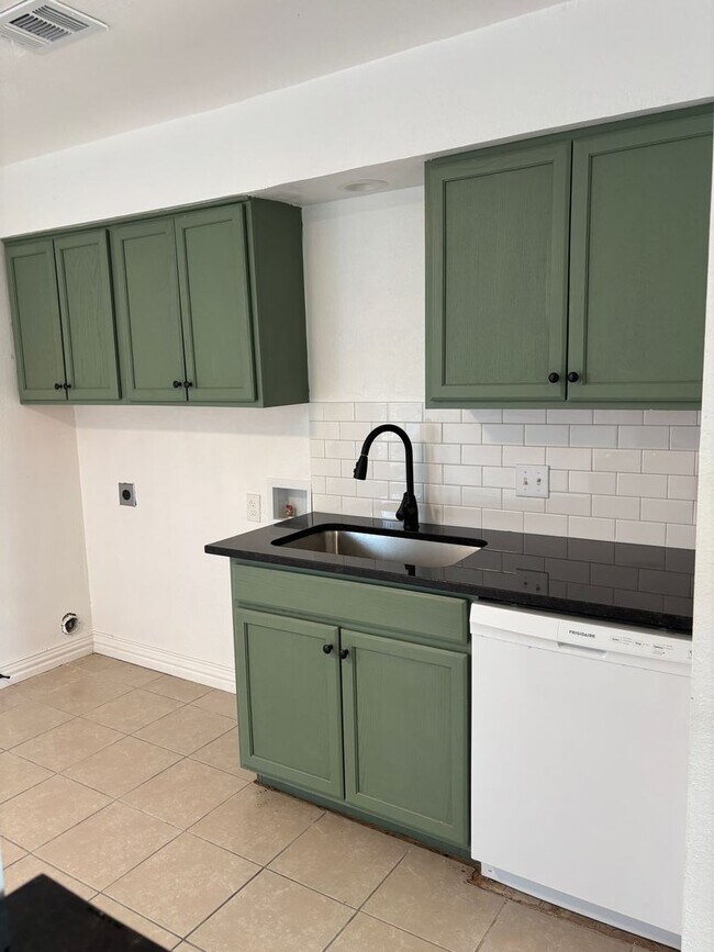 Foto del edificio - Updated 2-Bedroom, 1.5-Bath Accepting VASH...