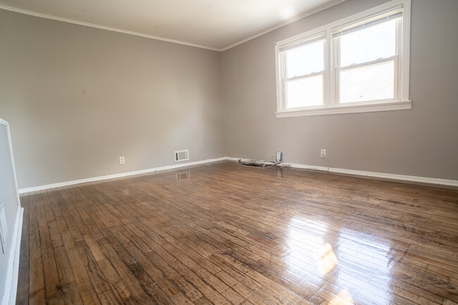 Living room/Dining Room - 112 James St