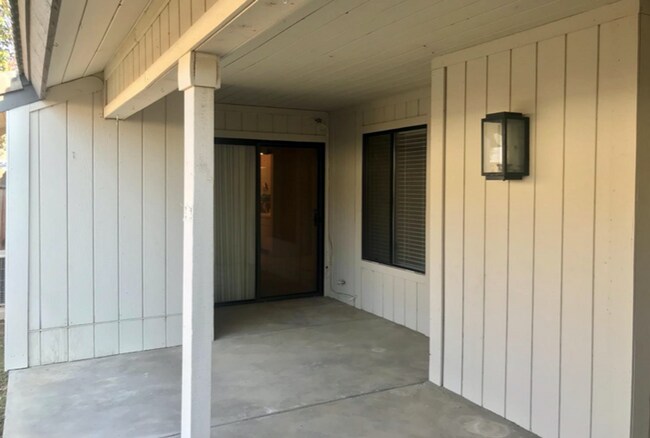 Foto del edificio - Spacious 3-Bed, 2-Bath Condo in Clovis wit...