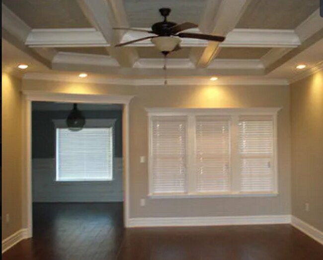 Building Photo - Luxurious 4BR/3BA Home with Fenced Backyar...