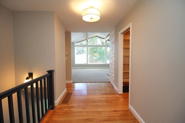 Foto del edificio - 3879 Sq. Ft. of Amazing Features in this R...