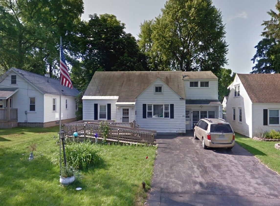 Primary Photo - 4 Bedroom 1.5 bath house for rent