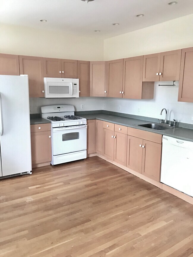 Building Photo - 14 Schiller St Building Photo - 14 Schiller St