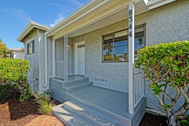 Foto del edificio - REMODELED, BRIGHT & AIRY 3BR2BA HOME W/ DETACHED GARAGE, CHARMING FRONT PORCH/YARD & HUGE REAR YA...