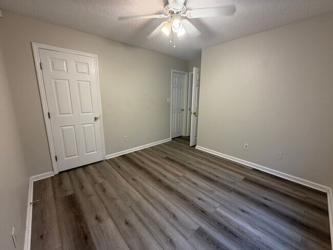 Foto del edificio - 2BR 2BA No Carpet